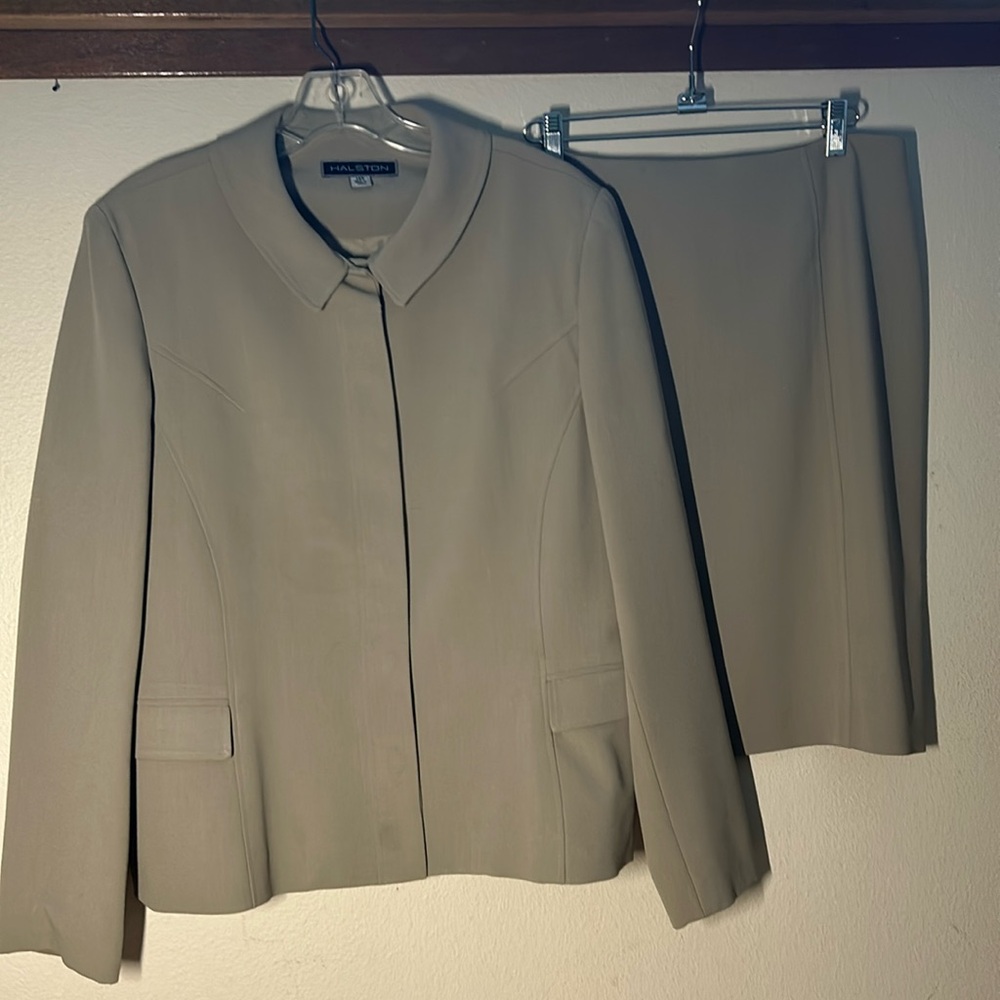 Vintage Halston tan size 14 Petite 2 pc skirt suit no show buttons blazer
